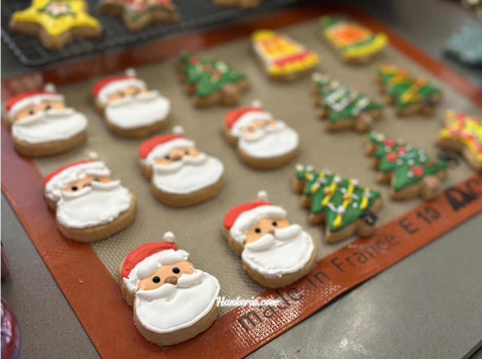 How to Decorate Christmas Cookies with Easy-Made Royal Icing